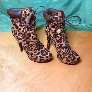 Women’s Cheetah Print Lace Up Round Toe Stiletto Ankle Bootie Size 8.5